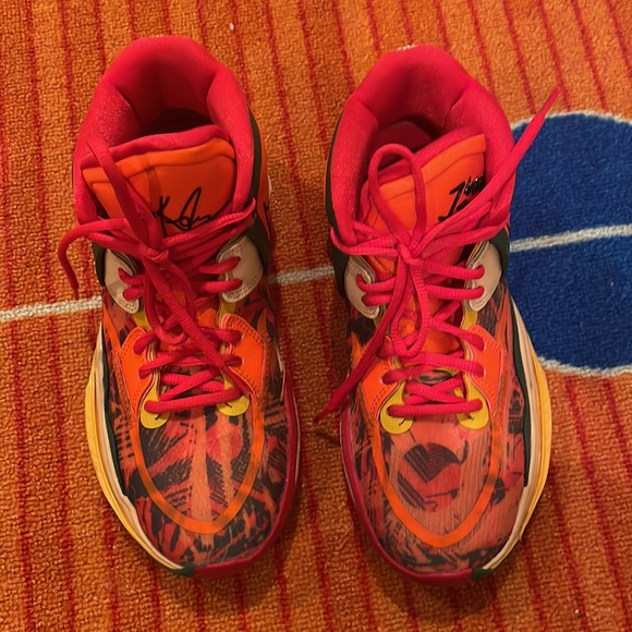 Kyrie Irving Infinity Basketball shoes. - Picture 4 of 6